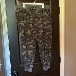 GAP Women’s XL Tie Waist Gray Camo Jogger Pants with Pockets and Soft Leg Cuff
